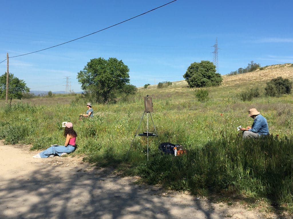 Imagen de unos estudiantes en un taller al aire libre en Majadahonda
