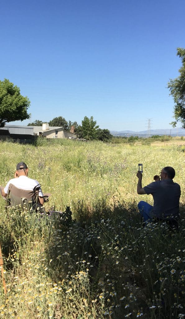 Imagen de unos estudiantes en un taller al aire libre en Majadahonda
