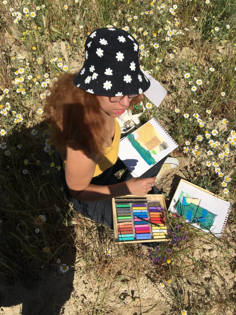 Imagen de una estudiante en un taller al aire libre en Majadahonda