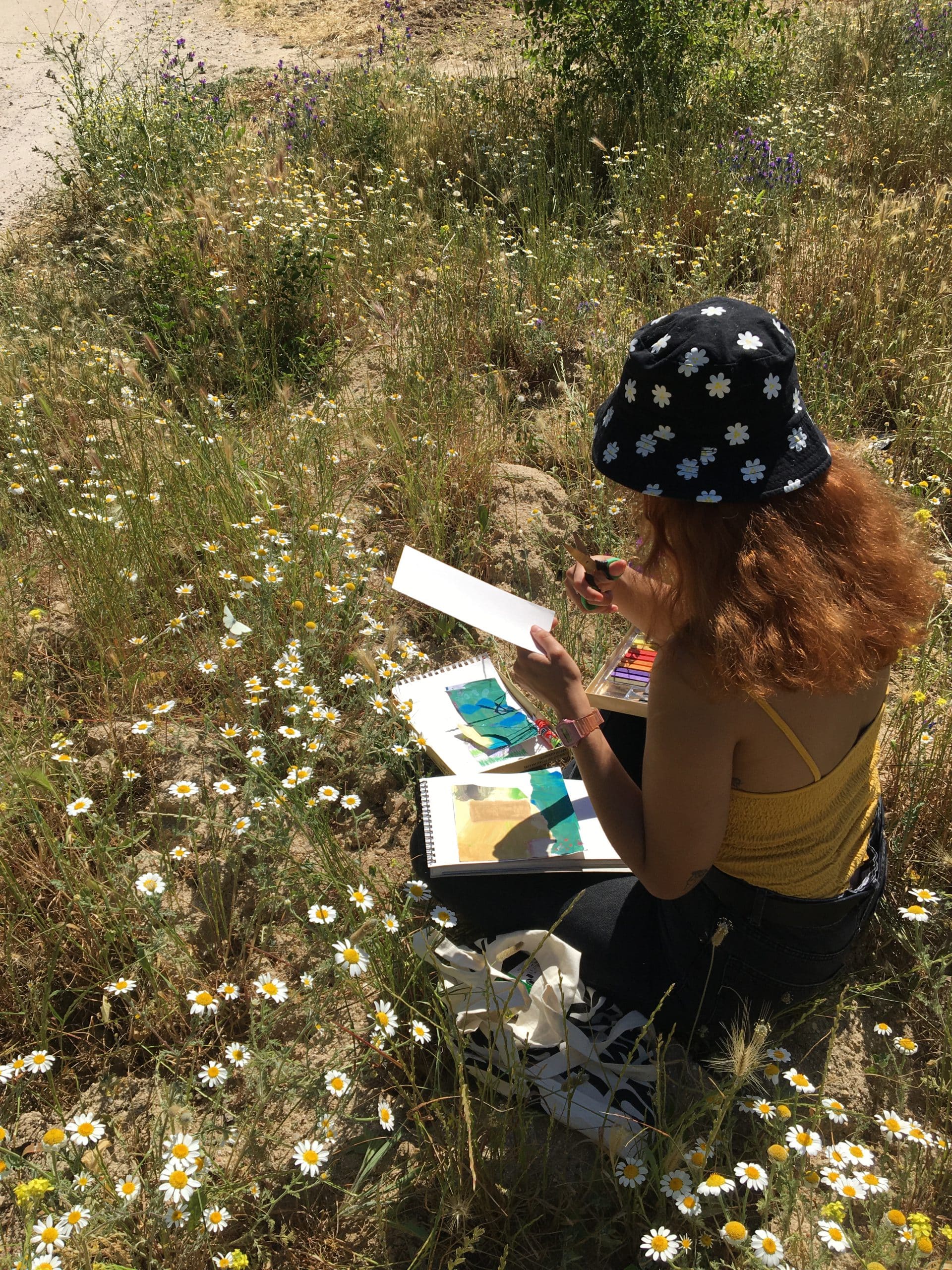 Imagen de una estudiante en un taller al aire libre en Majadahonda